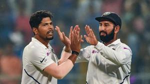 Indian bowler Umesh Yadav celebrates with his teammate C Pujara.(PTI) Indian bowler Umesh Yadav celebrates with his teammate C Pujara.(PTI)