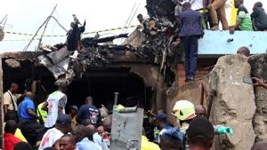 Rescuers and civilians gather at the accident scene of a Dornier 228-200 plane operated by local company Busy Bee that crashed into a densely populated neighborhood in Goma in eastern Democratic Republic of Congo November 24, 2019.(Reuters) Rescuers and civilians gather at the accident scene of a Dornier 228-200 plane operated by local company Busy Bee that crashed into a densely populated neighborhood in Goma in eastern Democratic Republic of Congo November 24, 2019.(Reuters)