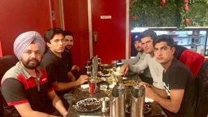 Pakistan cricketers having dinner with Indian taxi driver.(Twitter) Pakistan cricketers having dinner with Indian taxi driver.(Twitter)