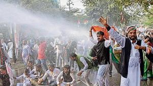 Police personnel use water cannons to disperse Congress workers during a rally in Patna, Bihar, on Sunday.(Santosh Kumar/HT photo) Police personnel use water cannons to disperse Congress workers during a rally in Patna, Bihar, on Sunday.(Santosh Kumar/HT photo)