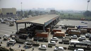 As per the directions of the ministry of road transport and highways, all vehicles crossing the toll plaza will have to pay toll through FASTags, which refer to radio frequency identification (RFID) tags.(HT Photo) As per the directions of the ministry of road transport and highways, all vehicles crossing the toll plaza will have to pay toll through FASTags, which refer to radio frequency identification (RFID) tags.(HT Photo)