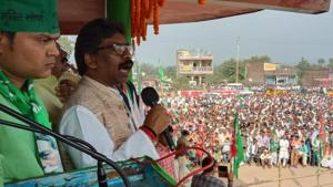 JMM Working President Hemant Soren addressing an election meeting at Meral in Garhwa, Jharkhand on Sunday, November 24, 2019.(HT Photo) JMM Working President Hemant Soren addressing an election meeting at Meral in Garhwa, Jharkhand on Sunday, November 24, 2019.(HT Photo)