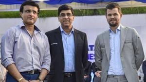 Viswanathan Anand flanked by reigning World Champion Magnus Carlsen and BCCI President Sourav Ganguly (L).(PTI) Viswanathan Anand flanked by reigning World Champion Magnus Carlsen and BCCI President Sourav Ganguly (L).(PTI)