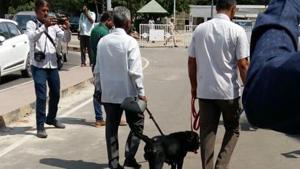Bomb squads and sniffer dogs were employed in Tamil Nadu after a caller threatened to blow up DMK office in Chennai.(HT Photo/File/Representative) Bomb squads and sniffer dogs were employed in Tamil Nadu after a caller threatened to blow up DMK office in Chennai.(HT Photo/File/Representative)