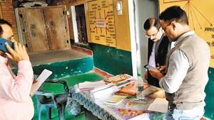 DM-Pratapgarh Markandey Sahu during his inspection at government upper primary school in Kunda tehsil of Lakshmanpur development block.(HT) DM-Pratapgarh Markandey Sahu during his inspection at government upper primary school in Kunda tehsil of Lakshmanpur development block.(HT)