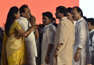 Stalin at Uddhav’s oath taking ceremony seen greeting Shiv Sena’s Sanjay Raut. Ajit Pawar and Supriya Sule are also seen in the picture.(HT Photo) Stalin at Uddhav’s oath taking ceremony seen greeting Shiv Sena’s Sanjay Raut. Ajit Pawar and Supriya Sule are also seen in the picture.(HT Photo)
