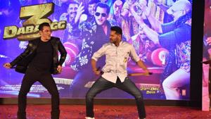 Salman Khan and Prabhudeva shake a leg at the launch of the song, Munna Badnaam Hua, from Dabangg 3.(Varinder Chawla) Salman Khan and Prabhudeva shake a leg at the launch of the song, Munna Badnaam Hua, from Dabangg 3.(Varinder Chawla)