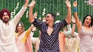 Good Newwz song Sauda Khara Khara features Akshay Kumar, Kiara Advani and Diljit Dosanjh.