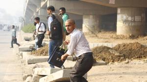 A physically challenged man tries to cross a road, Sheetla Mata road, near bus stand, in Gurugram, Friday, 29 November 2019.(Yogendra Kumar/HT PHOTO) A physically challenged man tries to cross a road, Sheetla Mata road, near bus stand, in Gurugram, Friday, 29 November 2019.(Yogendra Kumar/HT PHOTO)
