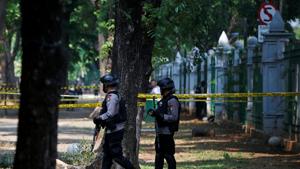 Armed police officers stand guard following a blast at National Monument (Monas) complex in Jakarta, Indonesia, December 3, 2019.(REUTERS) Armed police officers stand guard following a blast at National Monument (Monas) complex in Jakarta, Indonesia, December 3, 2019.(REUTERS)