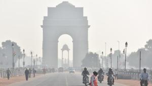 An IMD scientist said that from Wednesday, the wind will get slower and there is a forecast of shallow to dense fog in the morning hours, pushing Delhi’s air into ‘very poor’ category.(Sanchit Khanna/HT PHOTO) An IMD scientist said that from Wednesday, the wind will get slower and there is a forecast of shallow to dense fog in the morning hours, pushing Delhi’s air into ‘very poor’ category.(Sanchit Khanna/HT PHOTO)