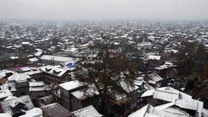A view of snow covered roofs of the residential houses after fresh snowfall in Srinagar on Thursday.(ANI Photo) A view of snow covered roofs of the residential houses after fresh snowfall in Srinagar on Thursday.(ANI Photo)