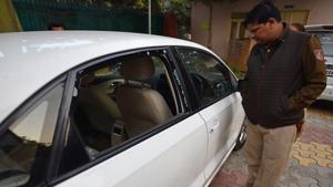 A policeman investigates the vehicle in which a doctor allegedly shot a woman dead and then used the same revolver to kill himself, at Rohini, in New Delhi, on Wednesday, December 4, 2019.(Sanchit Khanna/HT Photo) A policeman investigates the vehicle in which a doctor allegedly shot a woman dead and then used the same revolver to kill himself, at Rohini, in New Delhi, on Wednesday, December 4, 2019.(Sanchit Khanna/HT Photo)