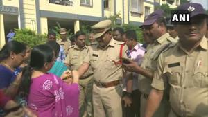 Neigbours of the veterinarian doctor tie rakhi to police personnel in Hyderabad for killing the four accused in an encounter.(ANI) Neigbours of the veterinarian doctor tie rakhi to police personnel in Hyderabad for killing the four accused in an encounter.(ANI)
