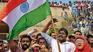 People celebrate the encounter killing of the accused in Telangana rape-murder case in Shadnagar, Telangana, on Friday.(REUTERS PHOTO.) People celebrate the encounter killing of the accused in Telangana rape-murder case in Shadnagar, Telangana, on Friday.(REUTERS PHOTO.)