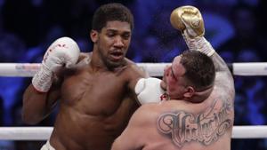 Defending champion Andy Ruiz Jr., right, takes a left jab during his fight against Britain's Anthony Joshua in their World Heavyweight Championship contest at the Diriyah Arena, Riyadh.(AP) Defending champion Andy Ruiz Jr., right, takes a left jab during his fight against Britain's Anthony Joshua in their World Heavyweight Championship contest at the Diriyah Arena, Riyadh.(AP)