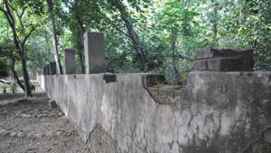 Appalling condition of the wall fencing at the botanical garden in Panjab University.(Ravi Kumar/HT) Appalling condition of the wall fencing at the botanical garden in Panjab University.(Ravi Kumar/HT)