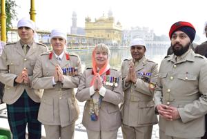 Amritsar, India- 11 December 2019::: A delegation of British Army led by Brig Celia Jane Harvey (C) comprising, Col. John Kendall (2L), Captain Craig Bickerton (L), Captain Jagjeet Singh Sohal (R) and Warrant officer Ashok Chauhan (R) paying obeisance at Golden Temple in Amritsar on Wednesday. December 11, 2019. (Photo by Sameer Sehgal/Hindustan Times) Amritsar, India- 11 December 2019::: A delegation of British Army led by Brig Celia Jane Harvey (C) comprising, Col. John Kendall (2L), Captain Craig Bickerton (L), Captain Jagjeet Singh Sohal (R) and Warrant officer Ashok Chauhan (R) paying obeisance at Golden Temple in Amritsar on Wednesday. December 11, 2019. (Photo by Sameer Sehgal/Hindustan Times)