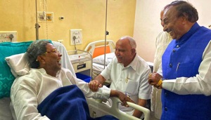 Karnataka Chief Minister BS Yediyurappa on Thursday paid a visit to Congress leader Siddaramaiah who is admitted in a hospital(Karnataka BJP/Twitter) Karnataka Chief Minister BS Yediyurappa on Thursday paid a visit to Congress leader Siddaramaiah who is admitted in a hospital(Karnataka BJP/Twitter)