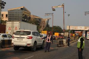 Traffic police personnel check vehicles at the FASTag lane, at Kherki Daula toll plaza, in Gurugram, on Saturday, November 30, 2019.(Parveen Kumar / HT Photo) Traffic police personnel check vehicles at the FASTag lane, at Kherki Daula toll plaza, in Gurugram, on Saturday, November 30, 2019.(Parveen Kumar / HT Photo)