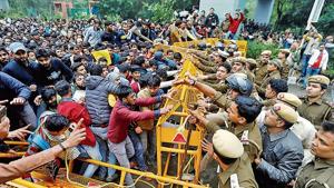Police and protestors scuffle outside the Jamia Millia Islamia University during a protest against the Citizenship Amendment Bill in New Delhi.(Photo: Reuters) Police and protestors scuffle outside the Jamia Millia Islamia University during a protest against the Citizenship Amendment Bill in New Delhi.(Photo: Reuters)