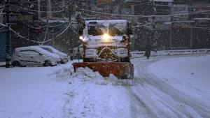 A snow clearing vehicle at work in Srinagar.(ANI) A snow clearing vehicle at work in Srinagar.(ANI)