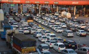 Long queues of vehicles at the Chandimandir toll plaza on Sunday.(Sant Arora/HT) Long queues of vehicles at the Chandimandir toll plaza on Sunday.(Sant Arora/HT)