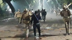 Violence erupted in AMU after students decided to move out of the campus against the police crackdown in Delhi’s Jamia Millia University.(HT Photo) Violence erupted in AMU after students decided to move out of the campus against the police crackdown in Delhi’s Jamia Millia University.(HT Photo)