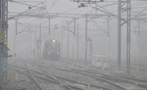 A train arrives at Amritsar station amid fog on Tuesday morning.(Sameer Sehgal/HT) A train arrives at Amritsar station amid fog on Tuesday morning.(Sameer Sehgal/HT)