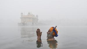 A pilgrim at the sarovar of the Golden Temple in Amritsar on a foggy Wednesday morning. The city recorded a low of 6.4 degrees Celsius.(Sameer Sehgal/HT) A pilgrim at the sarovar of the Golden Temple in Amritsar on a foggy Wednesday morning. The city recorded a low of 6.4 degrees Celsius.(Sameer Sehgal/HT)