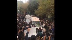The clip was captured on Monday during the protests by students of Jamia Milia Islamia.(Twitter/@CitizenKamran) The clip was captured on Monday during the protests by students of Jamia Milia Islamia.(Twitter/@CitizenKamran)