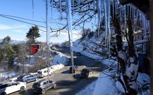 Icicles hanging from a building in Shimla as the town recorded a low of 4 degrees Celsius on Wednesday.(Deepak Sansta/HT) Icicles hanging from a building in Shimla as the town recorded a low of 4 degrees Celsius on Wednesday.(Deepak Sansta/HT)