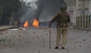Those opposed to the CAA must recognise that the violent turn protests have taken in several parts of West Bengal, and increasingly in Delhi, has alienated even those sympathetic to their position(Sanchit Khanna/HT PHOTO) Those opposed to the CAA must recognise that the violent turn protests have taken in several parts of West Bengal, and increasingly in Delhi, has alienated even those sympathetic to their position(Sanchit Khanna/HT PHOTO)