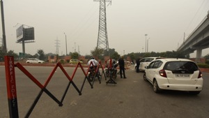 Road towards Kalindi Kunj from Mahamaya Flyover has been closed by Noida police(Virendra Singh / HT Photo) Road towards Kalindi Kunj from Mahamaya Flyover has been closed by Noida police(Virendra Singh / HT Photo)