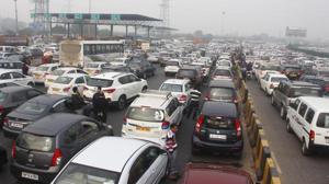 Heavy Traffic jam at Delhi- Gurugram Expressway as Delhi police places barricades near Sirhaul toll in order to clamp down on planned Citizenship Amendment Act protests in Delhi on Thursday, 19 December 2019.(Yogendra Kumar/Hindustan Times photo) Heavy Traffic jam at Delhi- Gurugram Expressway as Delhi police places barricades near Sirhaul toll in order to clamp down on planned Citizenship Amendment Act protests in Delhi on Thursday, 19 December 2019.(Yogendra Kumar/Hindustan Times photo)