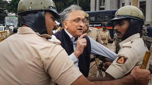 Noted historian Ramachandra Guha being detained by police during a protest against an amended Citizenship Bill.(PTI) Noted historian Ramachandra Guha being detained by police during a protest against an amended Citizenship Bill.(PTI)