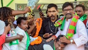 JMM’s working president Hemant Soren had tied up with the Congress and Lalu Prasad’s Rashtriya Janata Dal (RJD) and contested polls from Dumka.(PTI) JMM’s working president Hemant Soren had tied up with the Congress and Lalu Prasad’s Rashtriya Janata Dal (RJD) and contested polls from Dumka.(PTI)