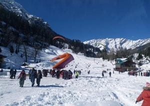 Tourists enjoying paragliding at Solang Valley near Manali in Kullu district on Saturday.(HT Photo) Tourists enjoying paragliding at Solang Valley near Manali in Kullu district on Saturday.(HT Photo)