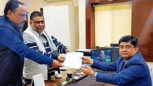 MM also requested the Commission that they should not be allowed to go inside with electronic gadgets and touch the ballot units, control units and VVPAT.(HT photo) MM also requested the Commission that they should not be allowed to go inside with electronic gadgets and touch the ballot units, control units and VVPAT.(HT photo)