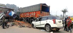 The accident took place between an SUV and a truck at the Chhat light point on the intersection of Airport Road and Patiala Road in Zirakpur in wee hours of Monday. The SUV driver was killed.(HT PHOTO) The accident took place between an SUV and a truck at the Chhat light point on the intersection of Airport Road and Patiala Road in Zirakpur in wee hours of Monday. The SUV driver was killed.(HT PHOTO)