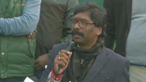 JMM chief Hemant Soren addressing a press conference on Monday after leads showed the alliance led by his party will win Jharkhand Assembly elections.(ANI Photo) JMM chief Hemant Soren addressing a press conference on Monday after leads showed the alliance led by his party will win Jharkhand Assembly elections.(ANI Photo)