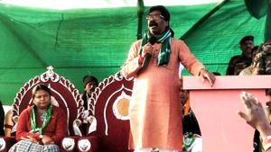 JMM working president Hemant Soren during an election rally at Amrapahari of Jama assembly in Dumka on Tuesday December 18.(HT Photo) JMM working president Hemant Soren during an election rally at Amrapahari of Jama assembly in Dumka on Tuesday December 18.(HT Photo)