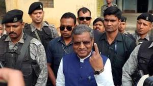 JVM(P) president Babulal Marandi showing the ink mark after casting his vote during the third phase of assembly election at Kodaibank in Giridih district.(HT Photo) JVM(P) president Babulal Marandi showing the ink mark after casting his vote during the third phase of assembly election at Kodaibank in Giridih district.(HT Photo)