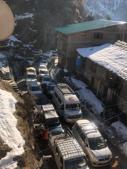 A traffic jam near Solang Nalla in Manali on Tuesday.(HT PHOTO) A traffic jam near Solang Nalla in Manali on Tuesday.(HT PHOTO)