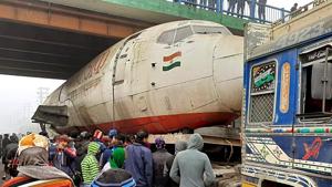 A truck carrying an abandoned India Post aircraft was stuck under a bridge in Durgapur on Tuesday.(ANI image) A truck carrying an abandoned India Post aircraft was stuck under a bridge in Durgapur on Tuesday.(ANI image)