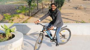 JMM working president and chief ministerial candidate Hemant Soren rides a bicycle when he came to seek blessings at father Shibu Soren's residence after victory in the assembly election on Monday.(Diwakar Prasad/ HT Photo) JMM working president and chief ministerial candidate Hemant Soren rides a bicycle when he came to seek blessings at father Shibu Soren's residence after victory in the assembly election on Monday.(Diwakar Prasad/ HT Photo)