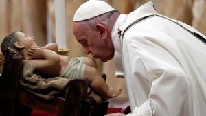 Pope Francis kisses a statue of baby Jesus as he leads the Christmas Eve mass in St. Peter's Basilica at the Vatican on December 24.(REUTERS) Pope Francis kisses a statue of baby Jesus as he leads the Christmas Eve mass in St. Peter's Basilica at the Vatican on December 24.(REUTERS)