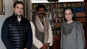 Jharkhand Mukti Morcha (JMM) leader and CM designate Hemant Soren meets Congress interim President Sonia Gandhi and Rahul Gandhi to invite them for his swearing-in ceremony, in New Delhi on Wednesday.(ANI Photo) Jharkhand Mukti Morcha (JMM) leader and CM designate Hemant Soren meets Congress interim President Sonia Gandhi and Rahul Gandhi to invite them for his swearing-in ceremony, in New Delhi on Wednesday.(ANI Photo)