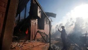 A man uses his cell phone to take a photo of his burning house during a fire in Valparaiso, Chile, December 24, 2019.(Reuters photo) A man uses his cell phone to take a photo of his burning house during a fire in Valparaiso, Chile, December 24, 2019.(Reuters photo)