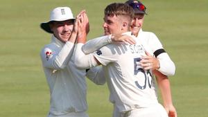 England's Sam Curran celebrates taking the wicket of South Africa's Quinton de Kock with teammates.(REUTERS) England's Sam Curran celebrates taking the wicket of South Africa's Quinton de Kock with teammates.(REUTERS)